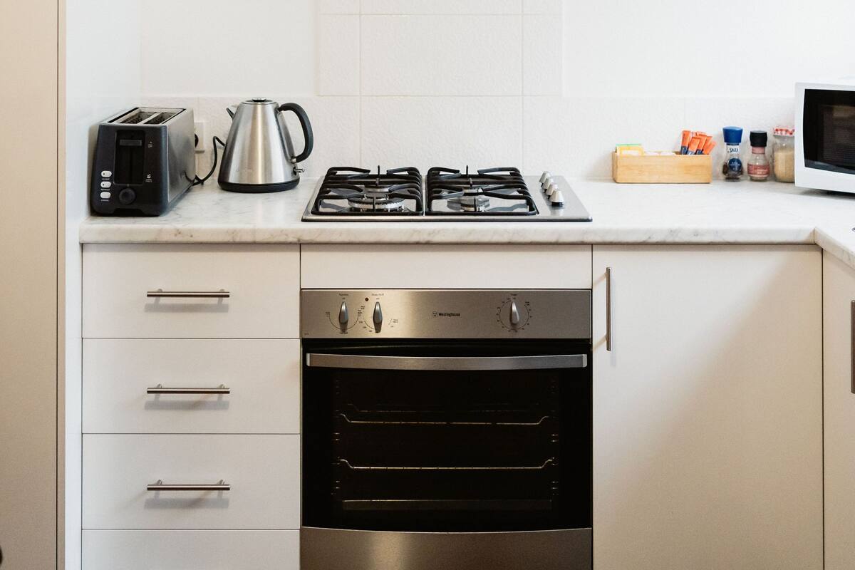 Großer Kühlschrank, Ofen, Herdplatte, Geschirrspüler