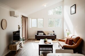 Apartment (Self Contained Apartment #4 Top Floor) | Wohnbereich | Flachbildfernseher, DVD-Player