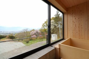 デラックス ダブルまたはツインルーム 専用バスルーム | セーフティボックス (室内)、ベッドシーツ