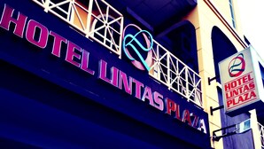 Skilt for Hotel Lintas Plaza med et moderne design og en tydelig logo.