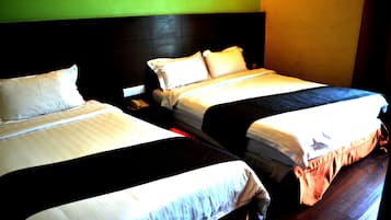 Minibar, meja kerja, setrika/meja setrika, dan Wi-Fi gratis