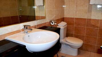 Shower, perlengkapan mandi gratis, pengering rambut, dan handuk