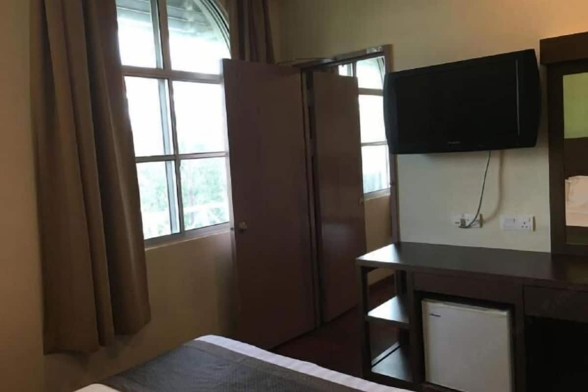 Minibar, escritorio, tabla de planchar con plancha y wifi gratis