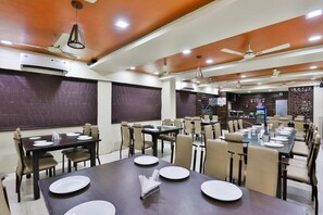 Kontinental frukost varje dag (INR 1000 per person)