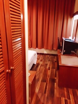 Minibar, desk, iron/ironing board, free WiFi - Global Hotel (Labuan)