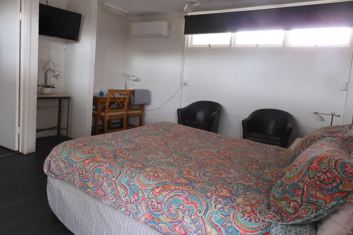 Desk, laptop workspace, soundproofing, free WiFi