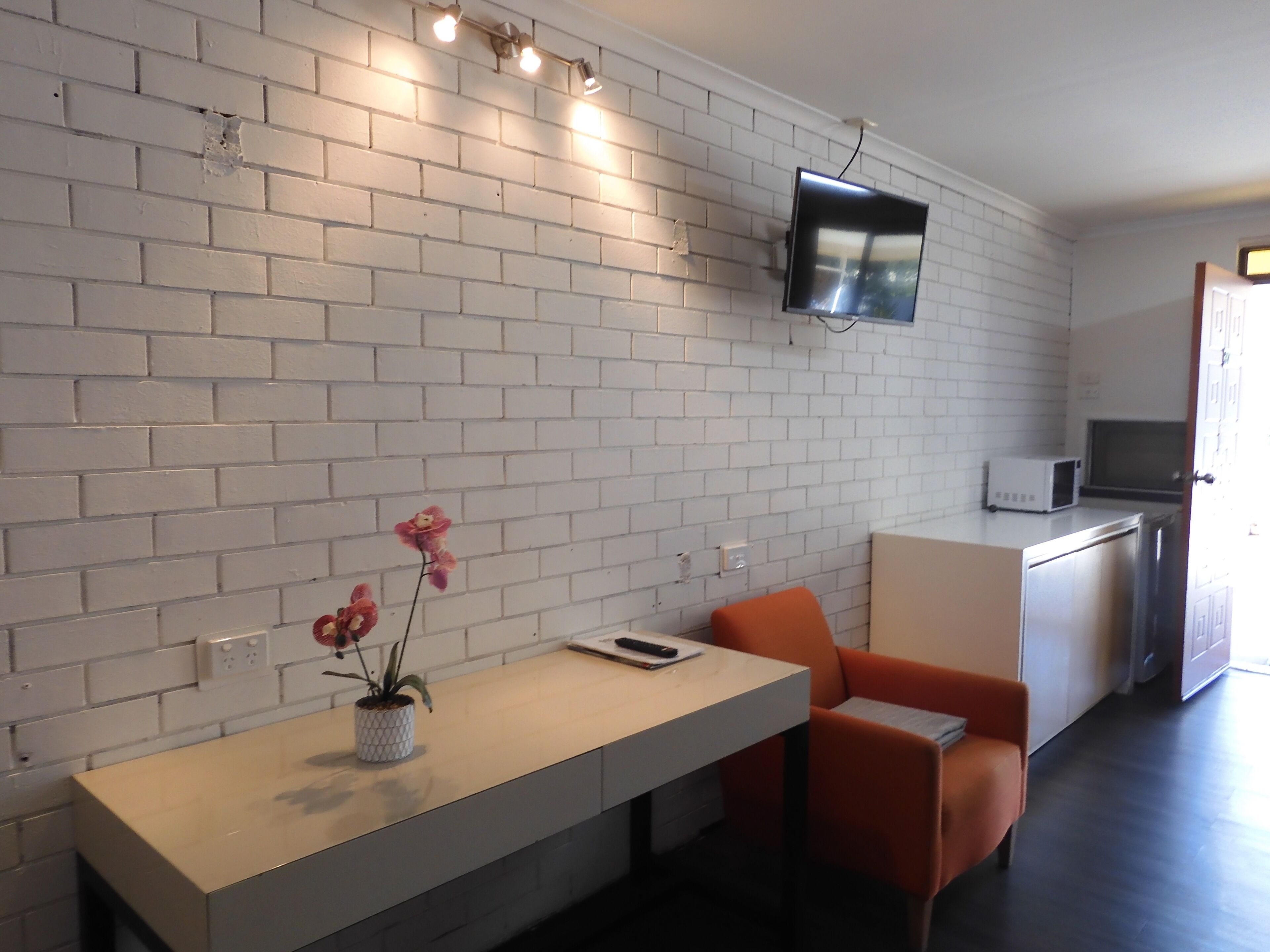 Queen + 2 Singles Room