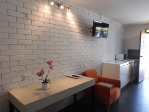 Queen + 2 Singles Room | Desk, laptop workspace, soundproofing, free WiFi - Dalby Parkview Motel (Dalby)