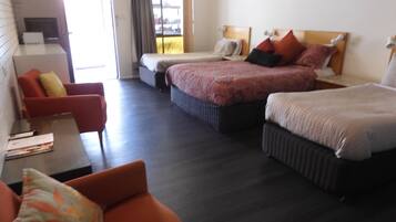 Estudio tradicional, varias camas | Escritorio y espacio para trabajar con un portátil