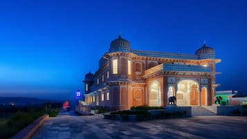 Façade de l’hébergement - soirée/nuit