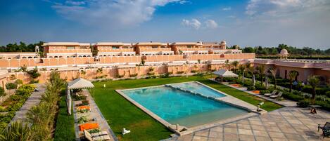 Een binnenzwembad, een buitenzwembad, gratis zwembadcabana's