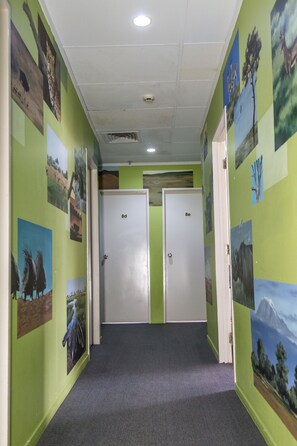 In-room safe, free WiFi, bed sheets - Choice Backpackers (Auckland)