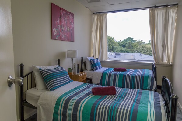 Zweibettzimmer, Gemeinschaftsbad, Stadtblick | Zimmersafe, kostenloses WLAN, Bettwäsche