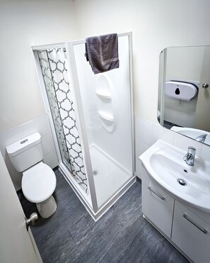 Private 3 Bed Room with Ensuite Bathroom | Bathroom | Towels - Choice Backpackers (Auckland)