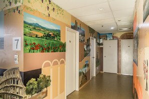 桌上足球、书、音乐库、影片库