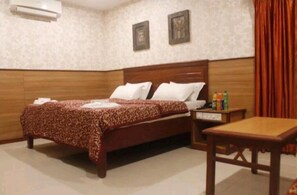 Premium bedding, desk, rollaway beds, free WiFi