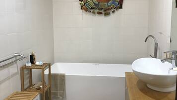 Rom, 3 soverom, havutsikt (Santina Sunrise) | Bad | Hårføner og håndklær