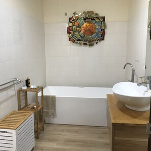 Habitación, 3 habitaciones, vista al océano (Santina Sunrise) | Baño | Secadora de cabello y toallas 