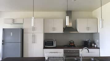 Habitación, 3 habitaciones, vista al océano (Santina Sunrise) | Cocina privada | Refrigerador con congelador, microondas, horno y parrilla de estufa