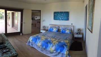 Santina Sunrise (3 bedrooms, 3 bathrooms with Ocean View, Air Con) | In-room safe, desk, iron/ironing board, free cribs/infant beds