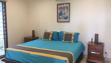 Rom, 3 soverom, havutsikt (Santina Sunrise) | Safe på rommet, skrivebord, strykejern/-brett og barnesenger (inkludert)