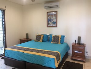 In-room safe, desk, iron/ironing board, free cots/infant beds - Santina Apartments (Port Vila)