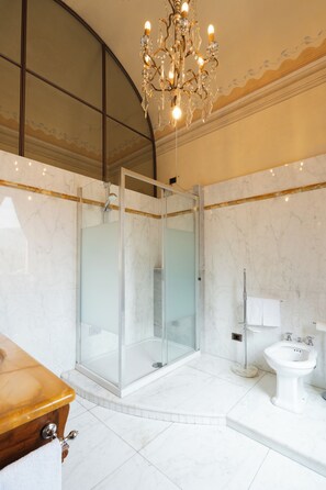 Business Suite, 1 Bedroom, Mountain View (Giovanna) | Bathroom | Free toiletries, hair dryer, towels - B&B VillAmorosa (Vicopisano)