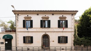 A building with the sign "LOCANDA" and a green awning with "101" and "UCANDA VILLAMOROSA" on it. - B&B VillAmorosa (Vicopisano)