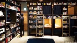 Library - BOOK AND BED TOKYO ASAKUSA - Hostel (Tokyo)