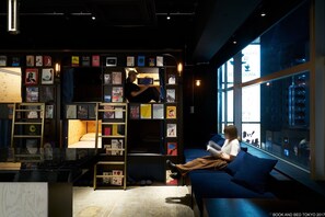 Living area - BOOK AND BED TOKYO ASAKUSA - Hostel (Tokyo)