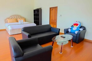 4-Bedroom with Private Pool  | Skrivbord, mörkläggningsgardiner, strykjärn/strykbräda och extrasängar