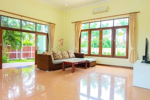 4-Bedroom with Private Pool  | Vardagsrum | LCD-tv