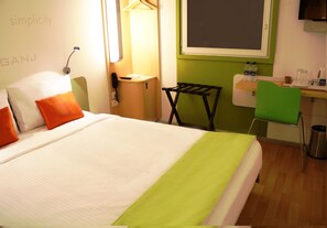 Queen Room | In-room safe, desk - Ginger Hotel Lucknow (Lucknow)