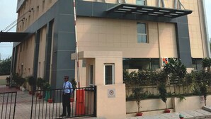 A multi-story building with a modern architectural design, featuring a flat facade, large windows, and a covered entrance area. - Ginger Hotel Lucknow (Lucknow)
