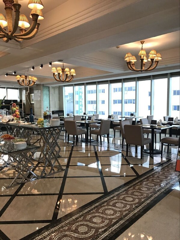 供應早餐、午餐和晚餐,當地和國際料理