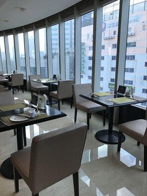 供應早餐、午餐和晚餐,當地和國際料理