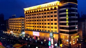 Ein mehrstöckiges Hotel mit einer auffälligen Schilderung an der Ecke.