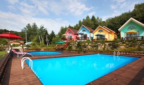 2 outdoor pools