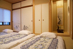 1 dormitorio, minibar, escritorio y tabla de planchar con plancha