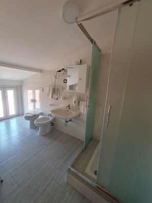 Articles de toilette (gratuits), séchoir à cheveux, pantoufles, bidet