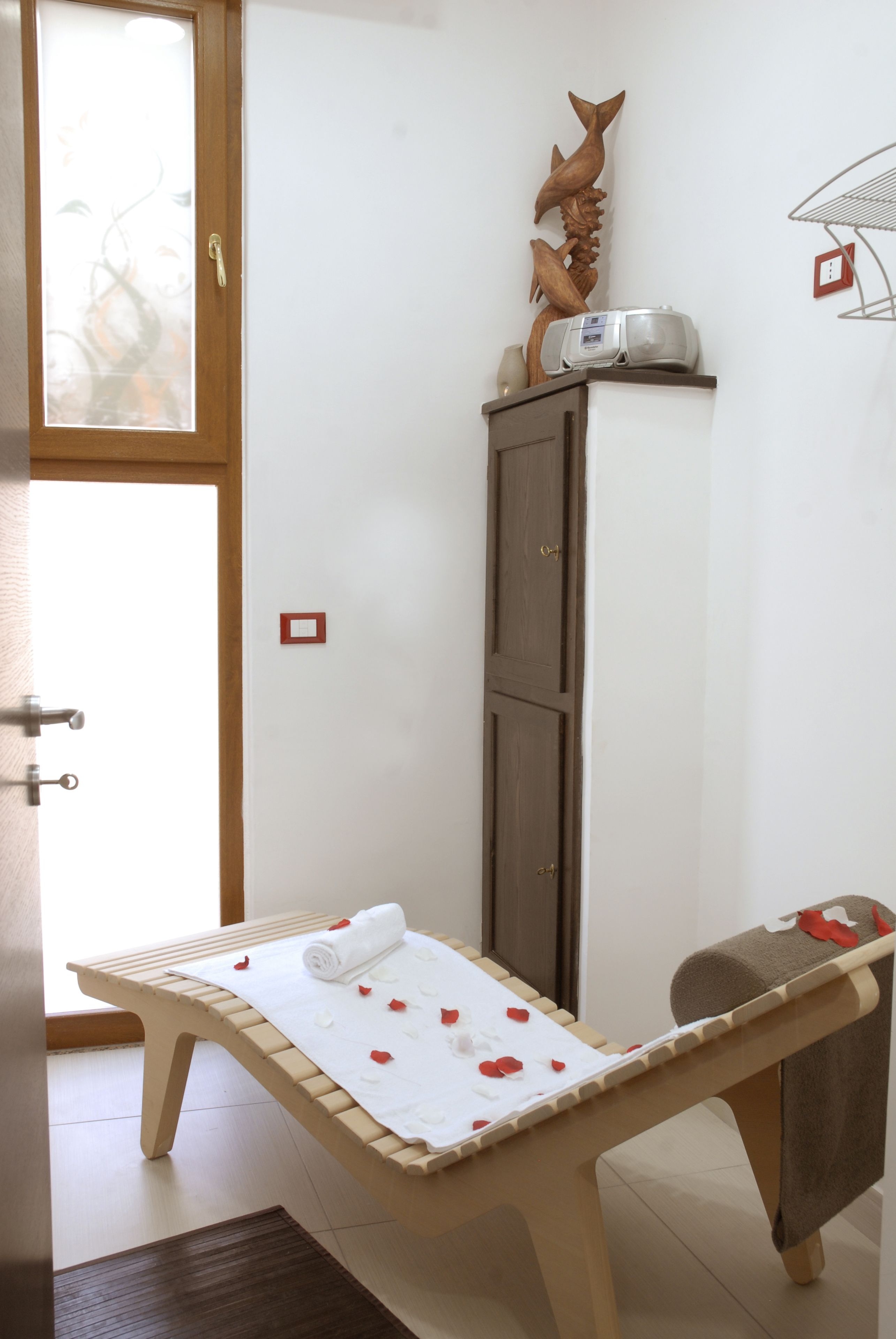 Sauna, massage/treatment rooms, manicures and pedicures