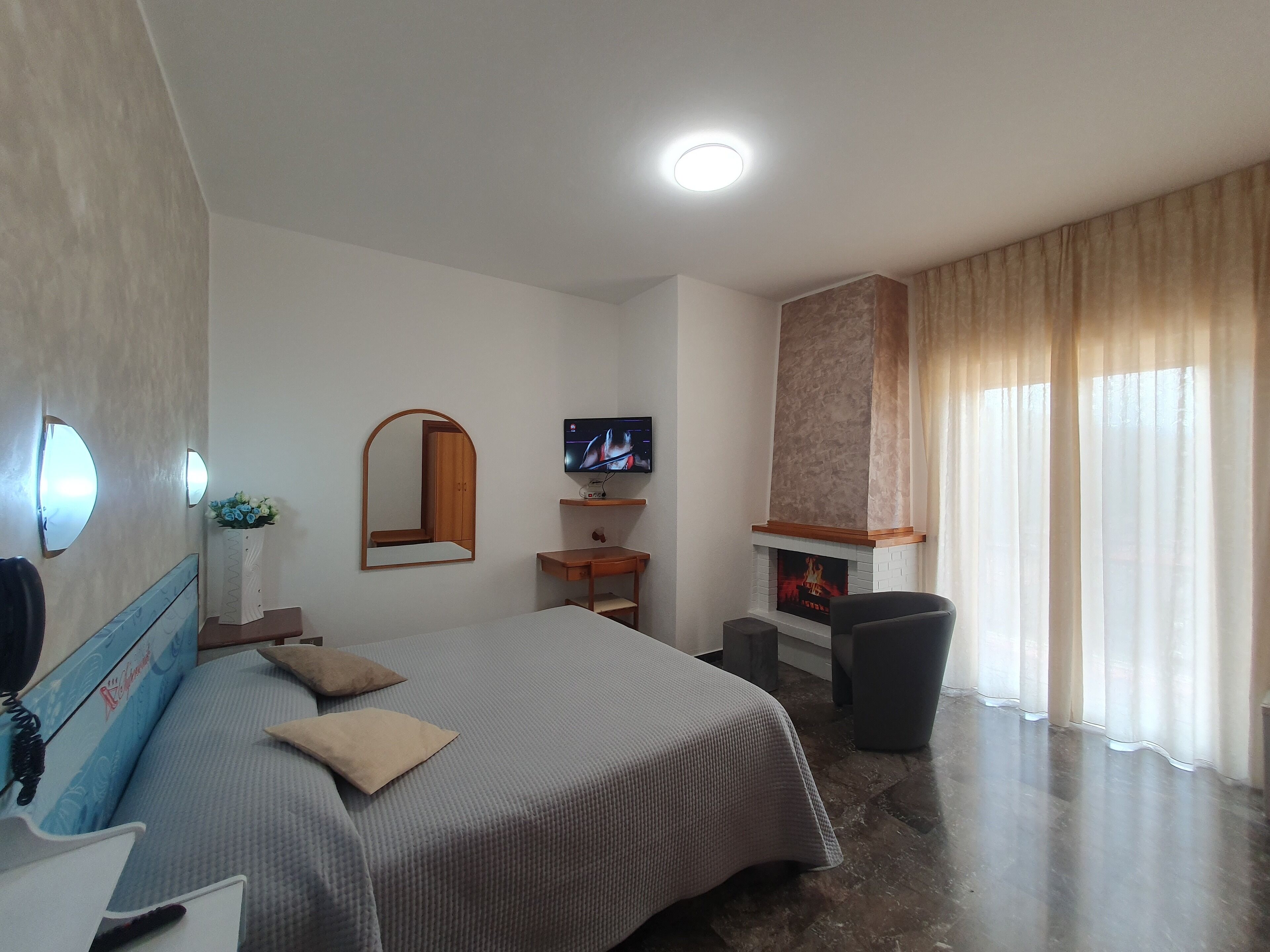 Camera matrimoniale | Minibar, una cassaforte in camera, una scrivania