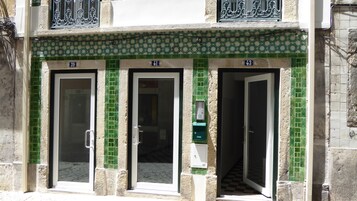 Fachada de edificio con tres puertas, cada una numerada.