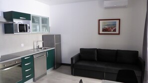 Deluxe Διαμέρισμα, 1 Υπνοδωμάτιο, Αίθριο | Ιδιωτική μικρή κουζίνα | Ψυγείο, φούρνος μικροκυμάτων, φούρνος, μαγειρικές εστίες