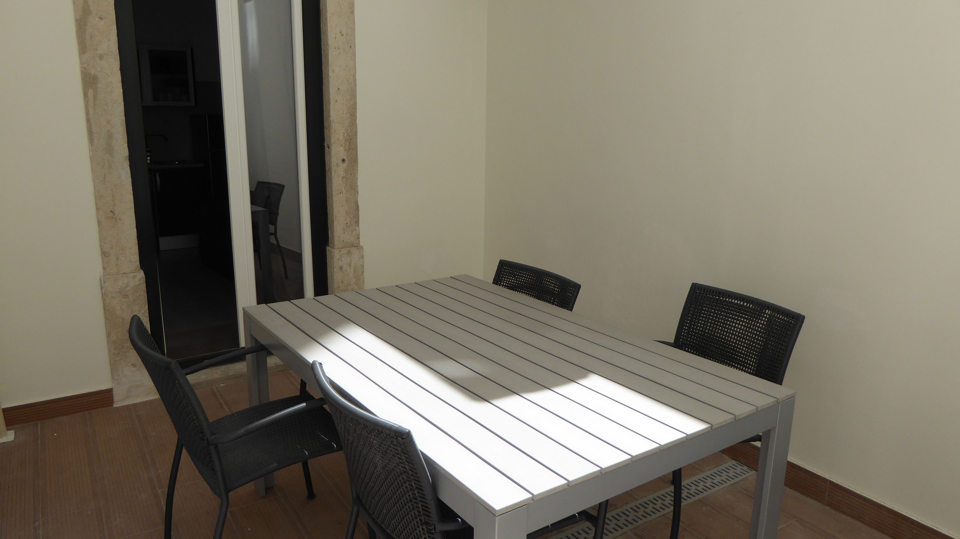 Un comedor con una mesa rectangular y cuatro sillas.