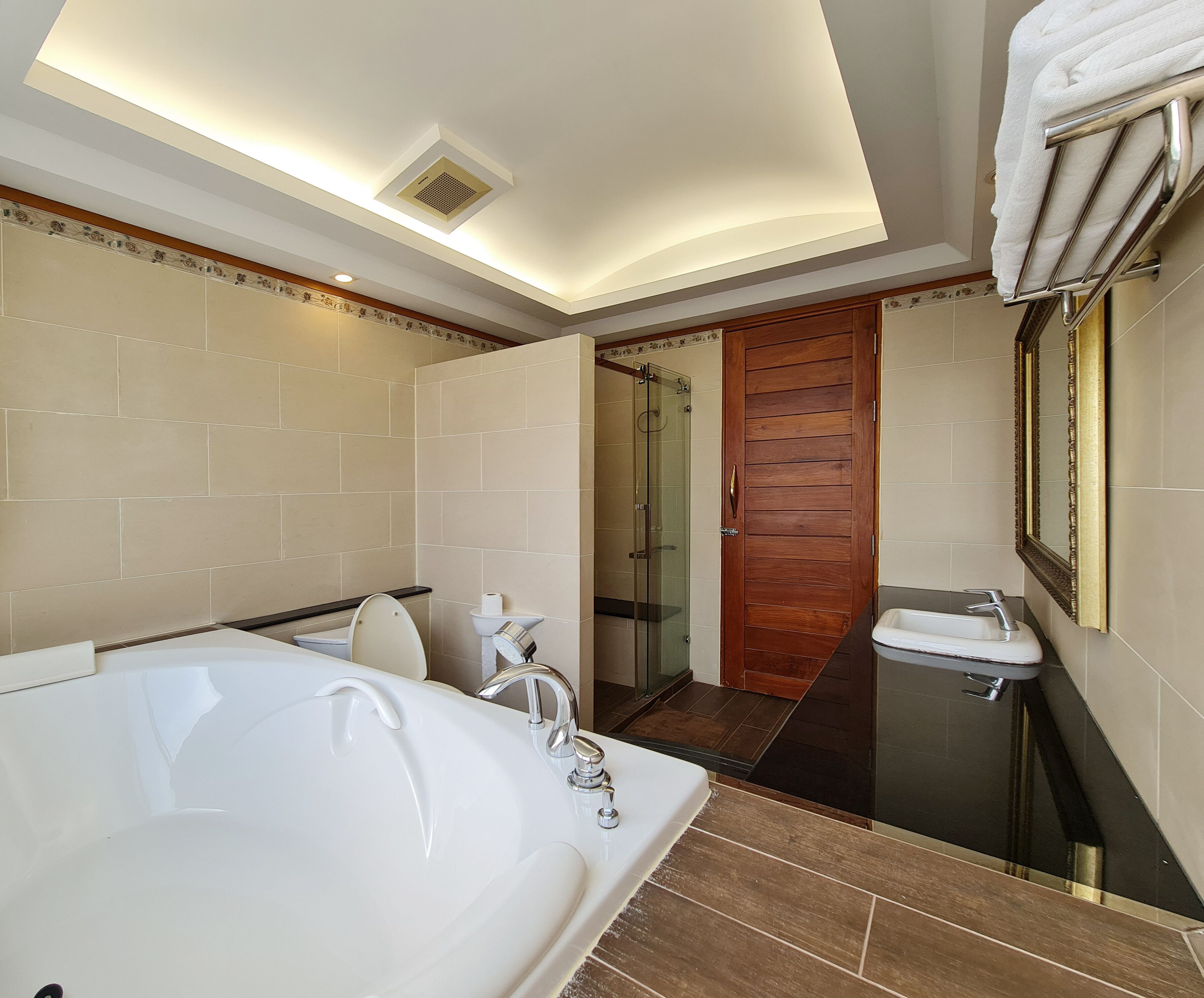 Quadruple Room Penthouse | ห้องน้ำ | ของใช้ในห้องน้ำฟรี, ไดร์เป่าผม, ผ้าเช็ดตัว, สบู่