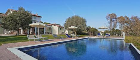 Innenpool, Außenpool, Sonnenschirme, Liegestühle