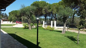 A well-maintained lawn with a stone pathway leading to a building. - Agriturismo Casale degli Ulivi (Alghero)