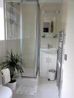 Ducha, artículos de tocador gratuitos, secador de pelo, toallas