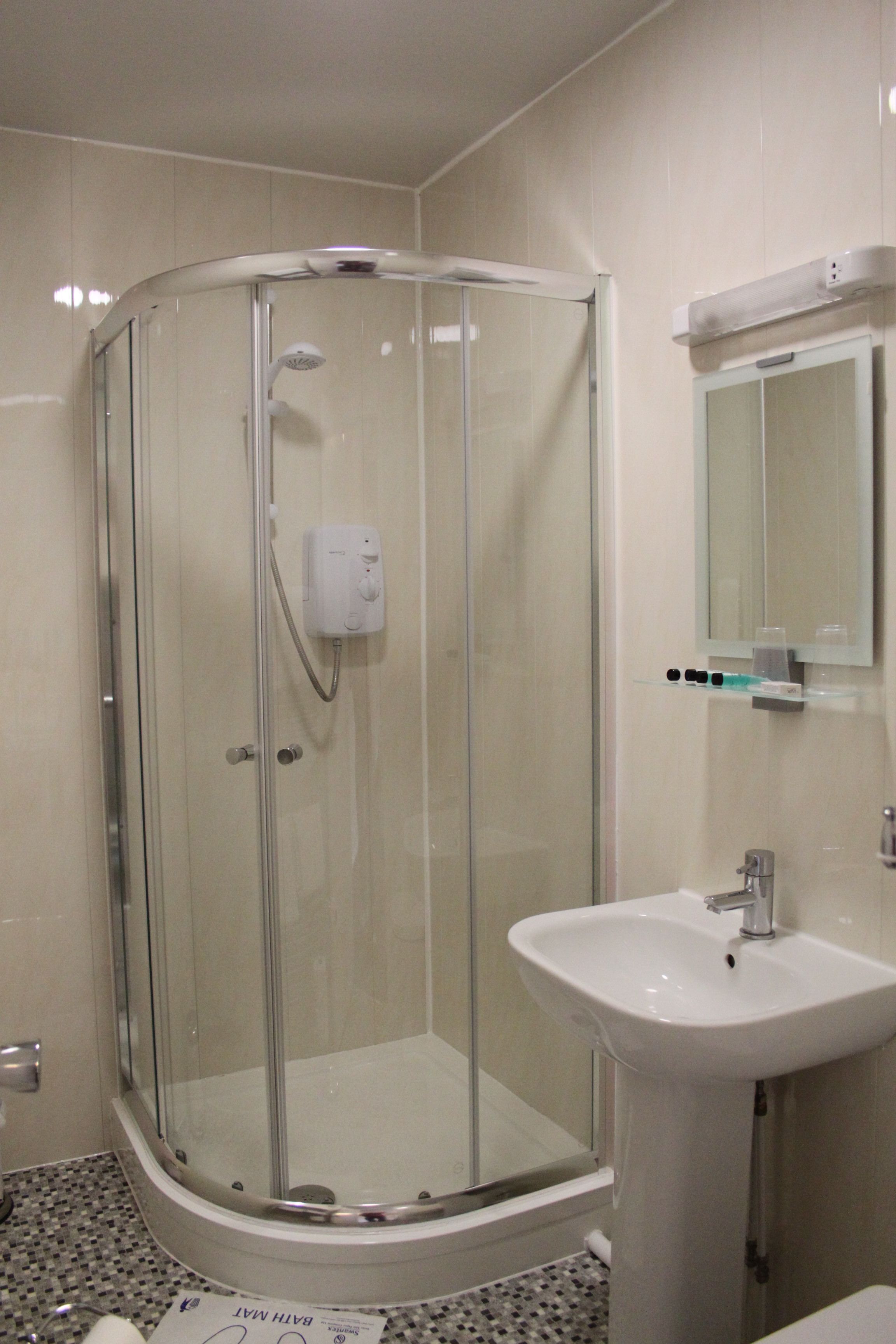Salle de bain | Douche, articles de toilette (gratuits), séchoir à cheveux